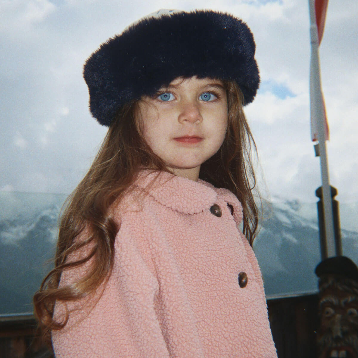 Manteau en polaire rose classique recyclée avec silhouette trapèze et boutons en corne pour enfants