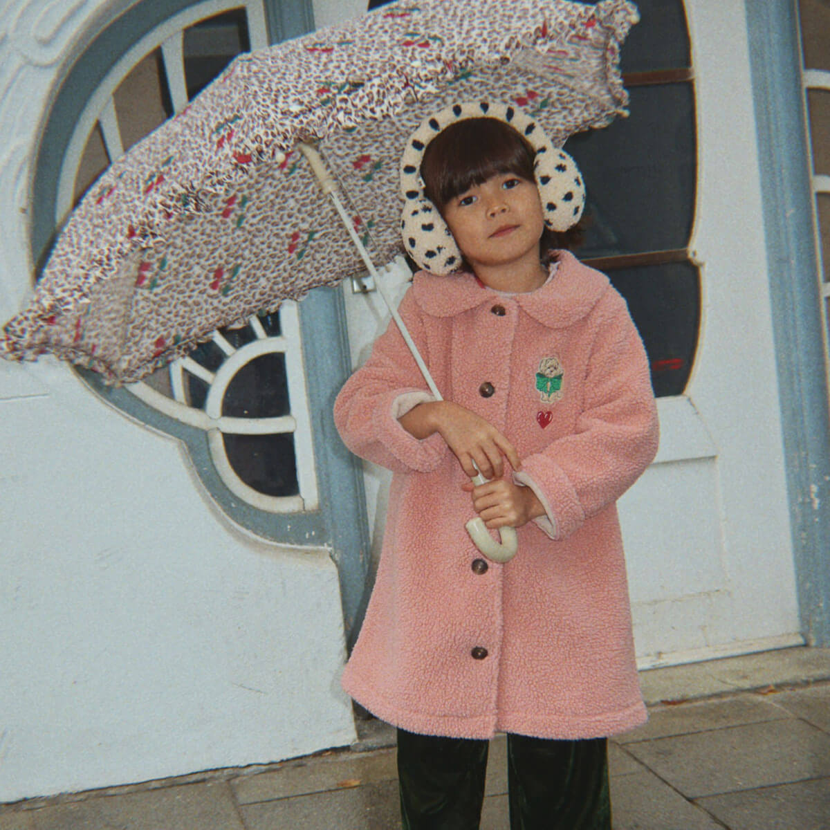 Manteau en polaire rose classique recyclée avec silhouette trapèze et boutons en corne pour enfants