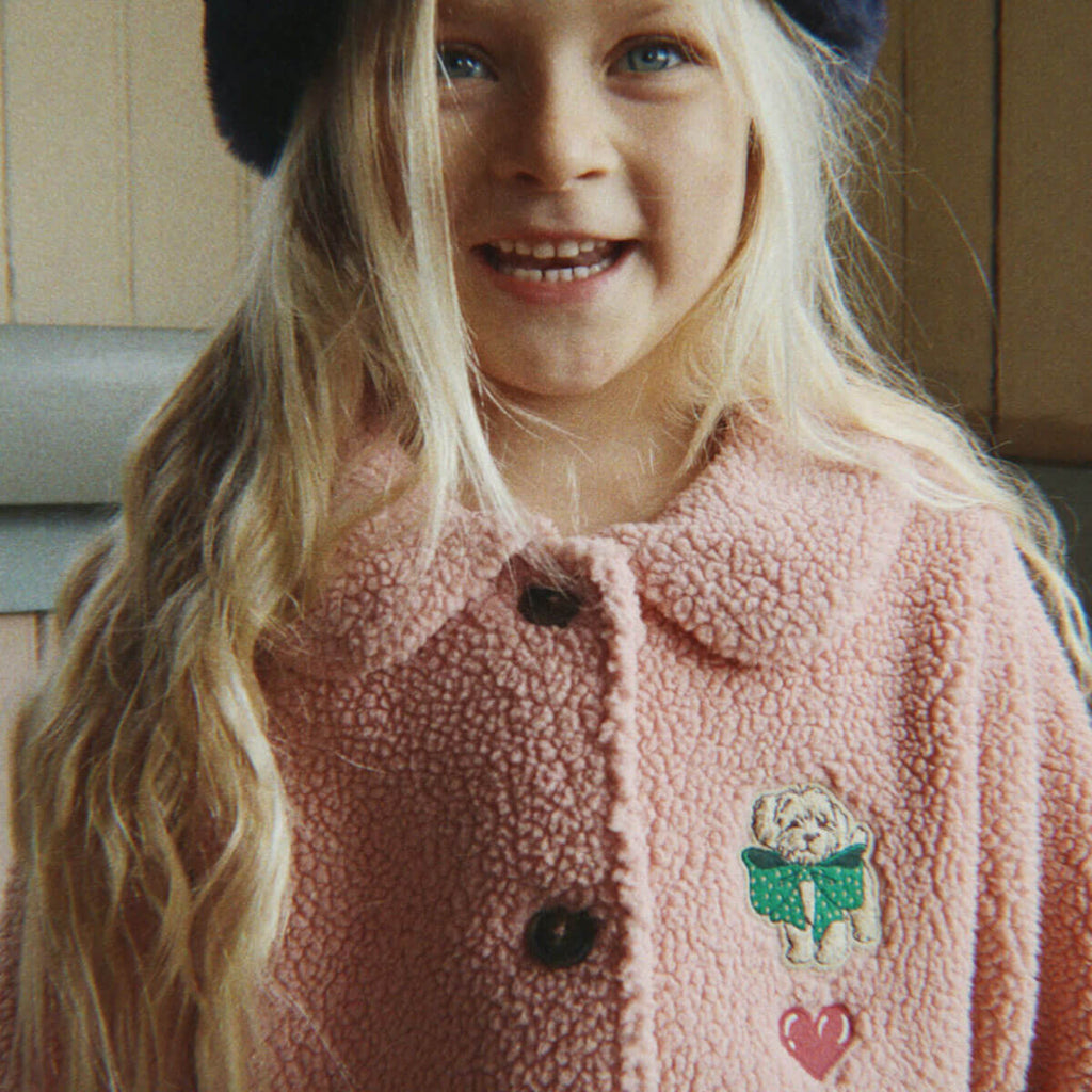 Manteau en polaire rose classique recyclée avec silhouette trapèze et boutons en corne pour enfants
