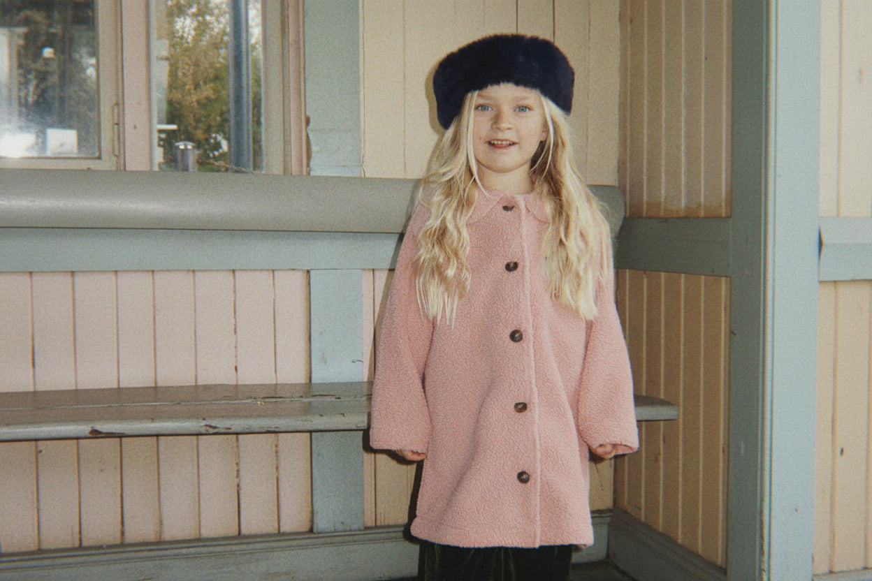 Manteau en polaire rose classique recyclée avec silhouette trapèze et boutons en corne pour enfants