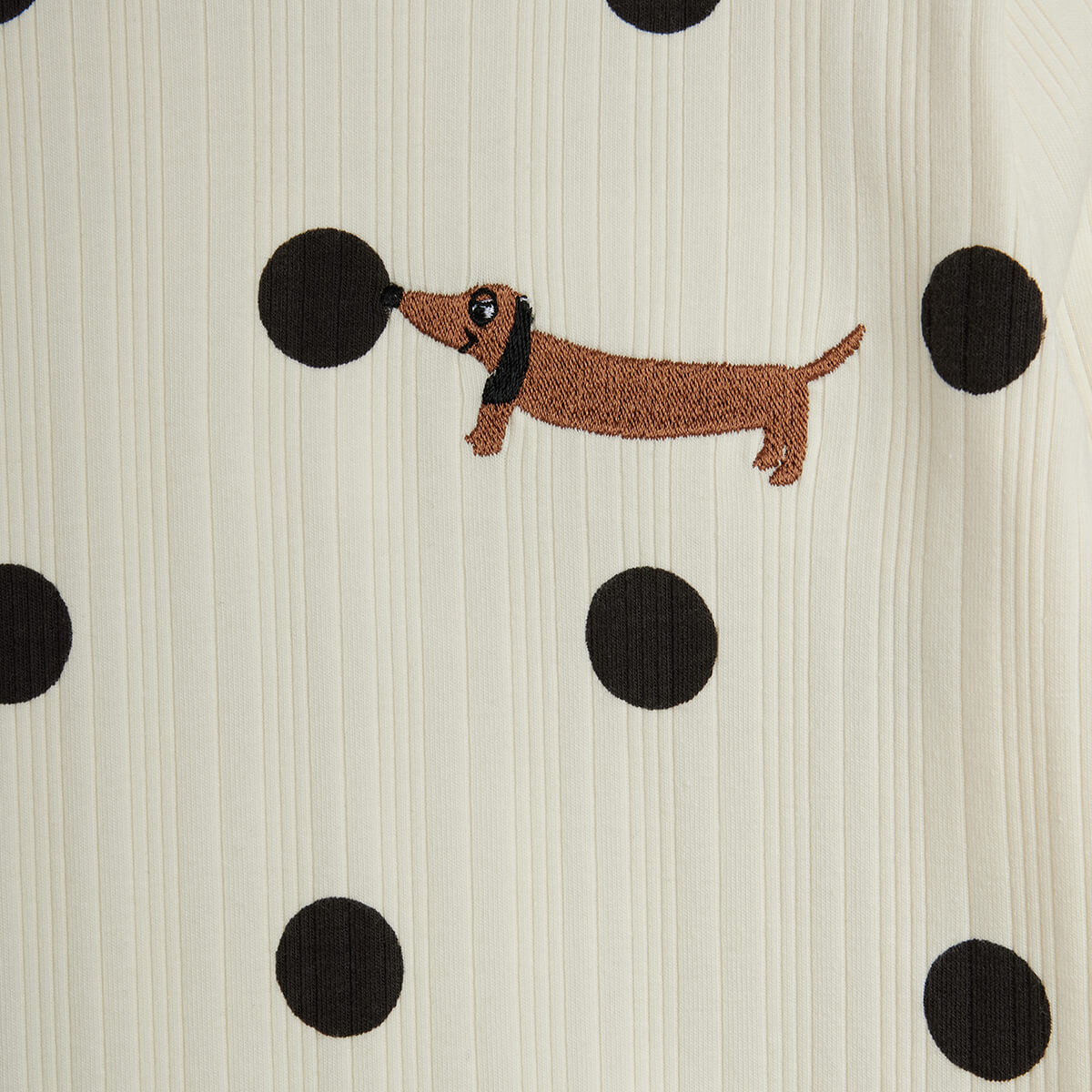 T-shirt ludique en coton stretch bio pour enfants, à imprimé chien à pois blanc cassé
