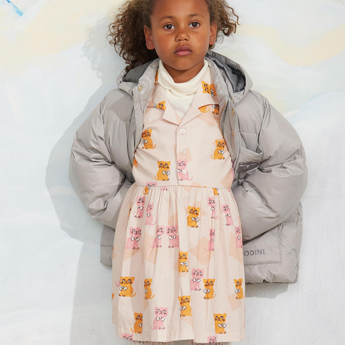 Robe Enfant en Coton Biologique Tissé à Imprimé All-Over Chatons Multicolores Vintage avec Col Pointu et Boutons sur le Devant