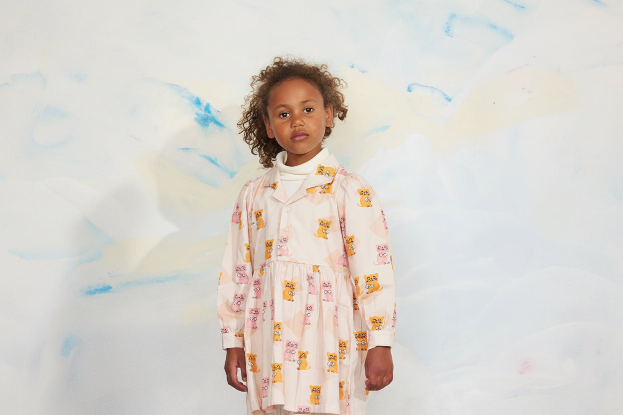 Robe Enfant en Coton Biologique Tissé à Imprimé All-Over Chatons Multicolores Vintage avec Col Pointu et Boutons sur le Devant