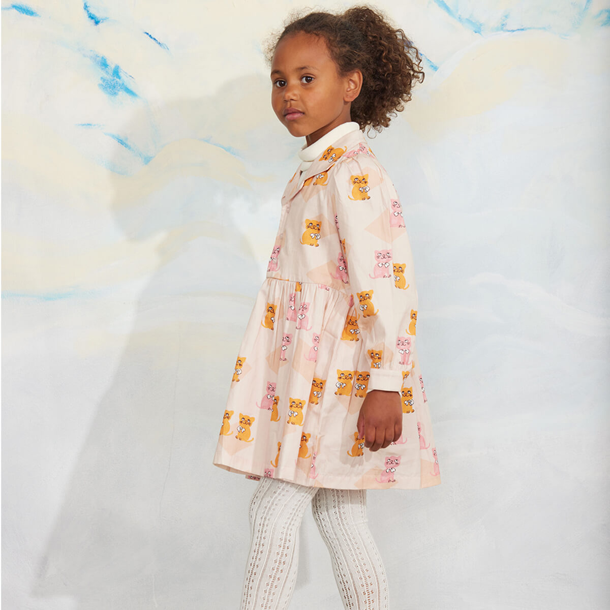 Robe Enfant en Coton Biologique Tissé à Imprimé All-Over Chatons Multicolores Vintage avec Col Pointu et Boutons sur le Devant