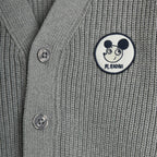 Gilet en maille en coton biologique imprimé de patchs gris confortable avec boutonnière sur le devant et bords-côtes pour enfants