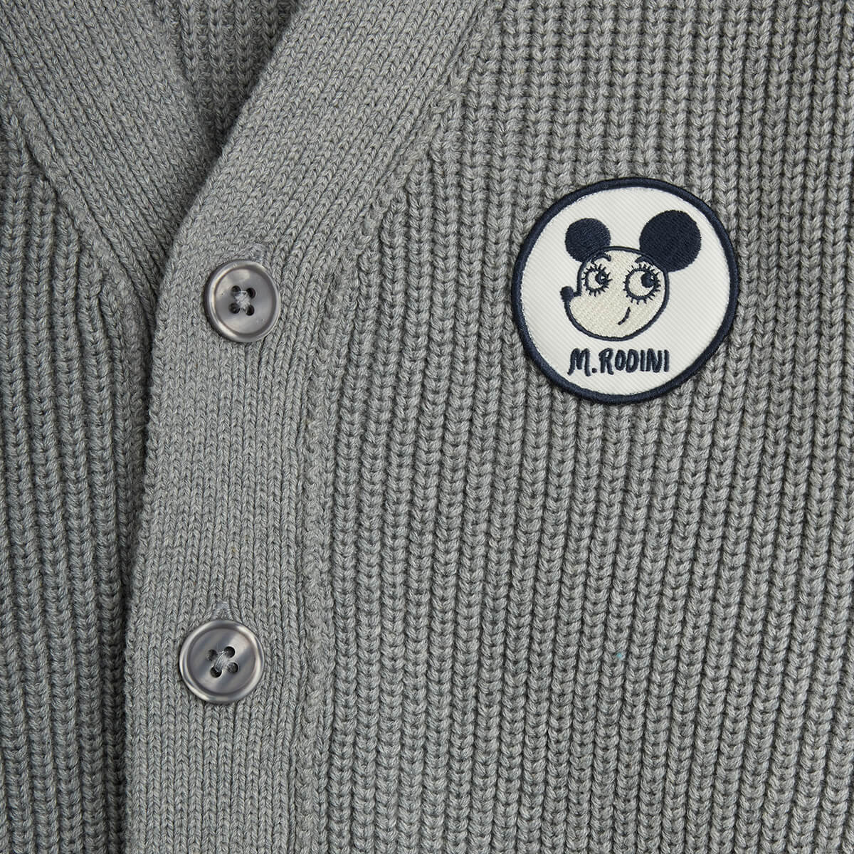 Gilet en maille en coton biologique imprimé de patchs gris confortable avec boutonnière sur le devant et bords-côtes pour enfants