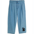 Pantalon en jean décontracté en coton biologique bleu imprimé avec taille élastique et fermeture boutonnée pour enfants