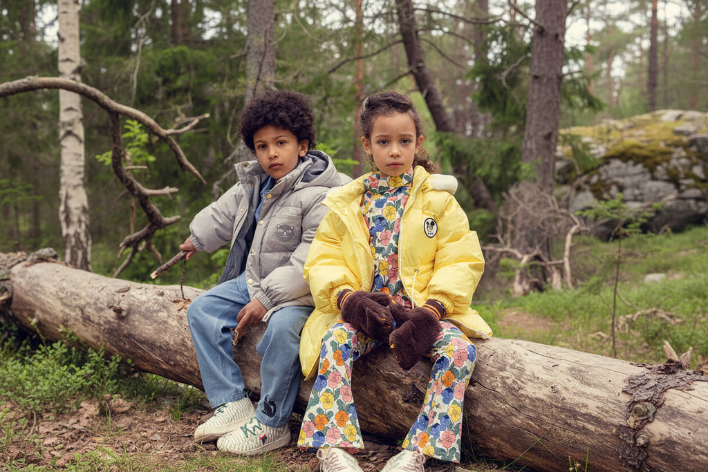 Pantalon en jean décontracté en coton biologique bleu imprimé avec taille élastique et fermeture boutonnée pour enfants