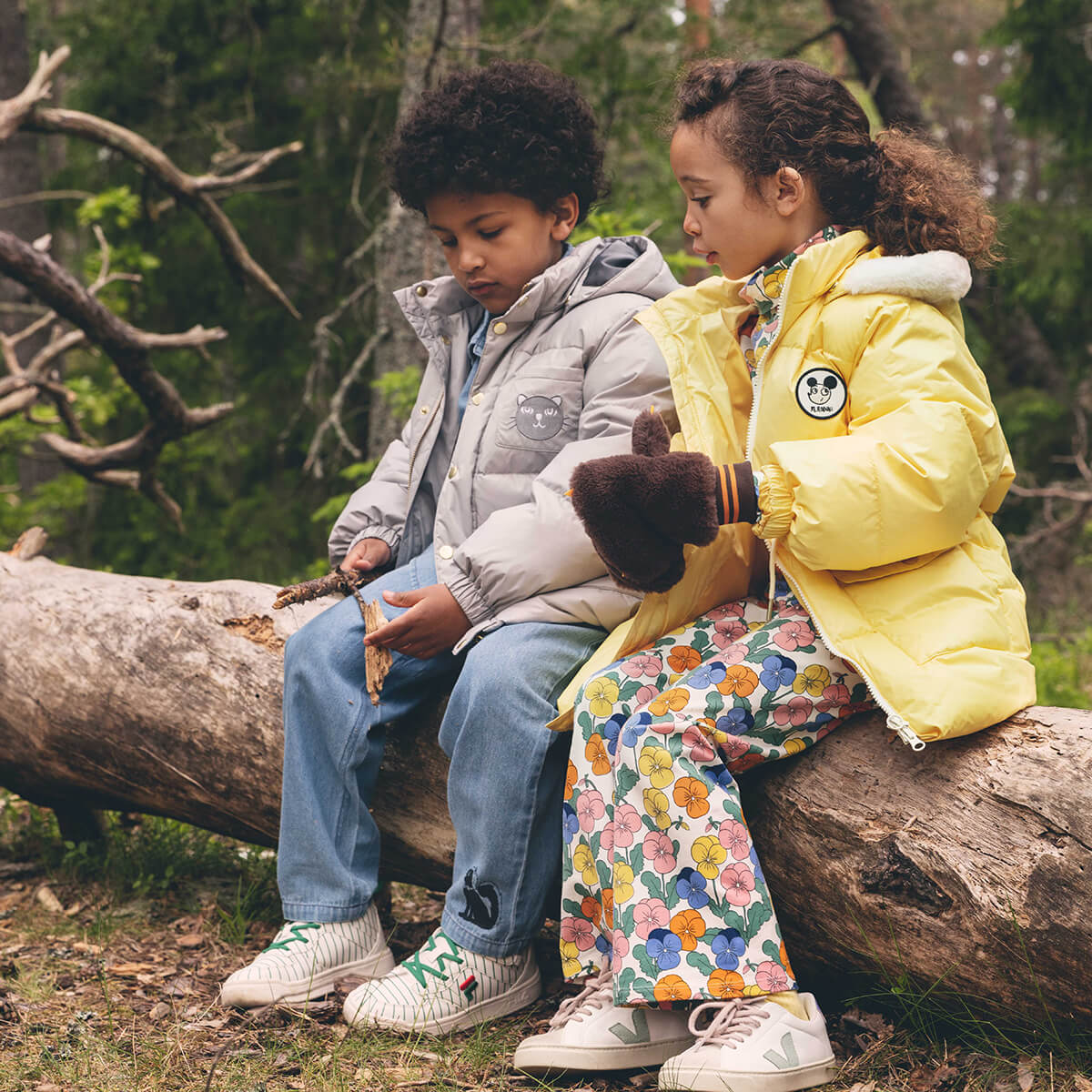 Pantalon en jean décontracté en coton biologique bleu imprimé avec taille élastique et fermeture boutonnée pour enfants