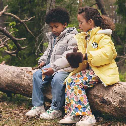 Pantalon en jean décontracté en coton biologique bleu imprimé avec taille élastique et fermeture boutonnée pour enfants