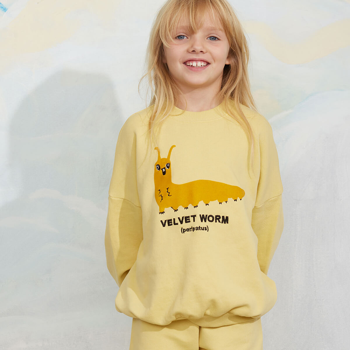 Sweat-shirt décontracté en coton biologique à imprimé graphique jaune et épaules tombantes pour enfant