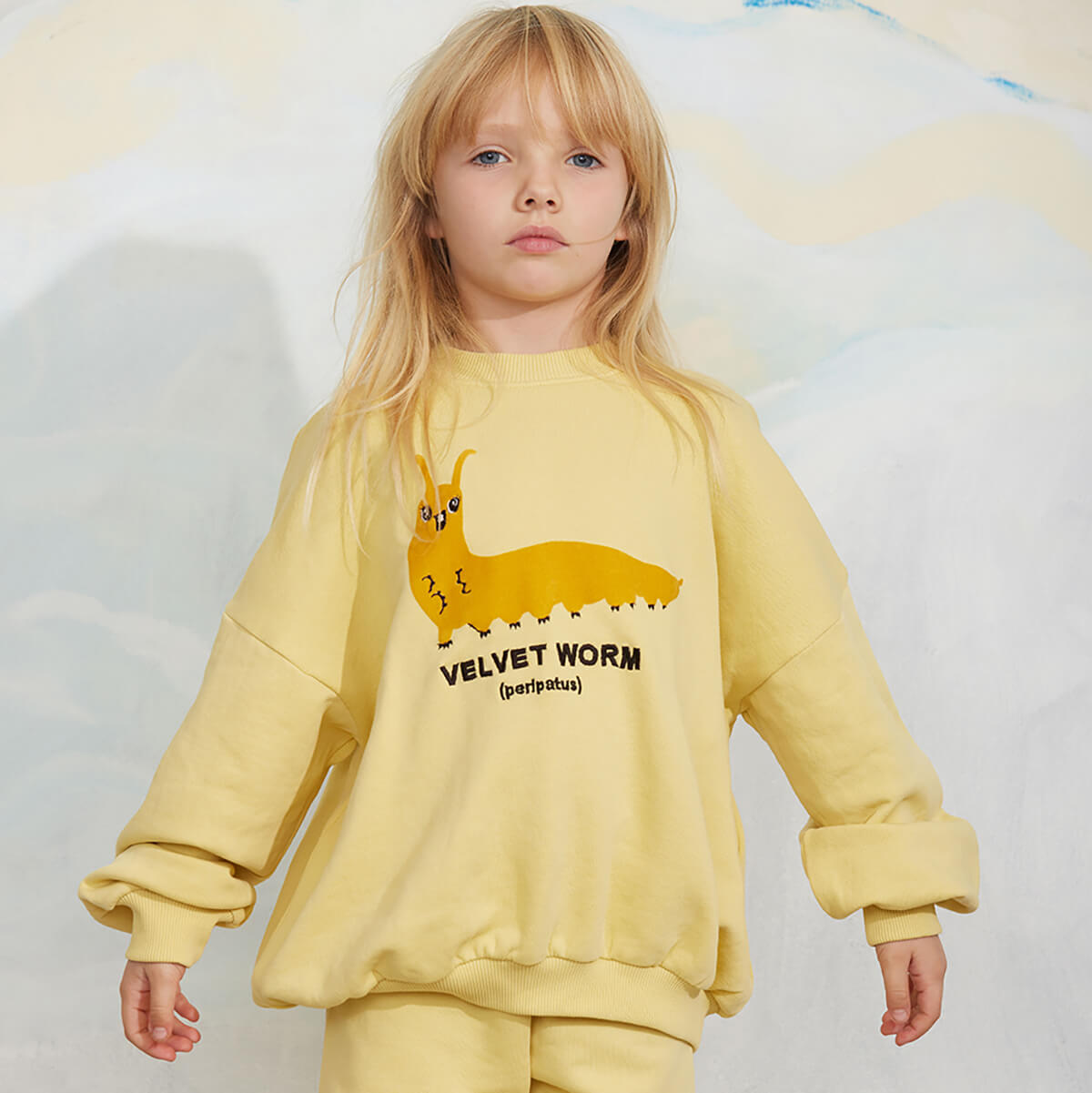 Sweat-shirt décontracté en coton biologique à imprimé graphique jaune et épaules tombantes pour enfant