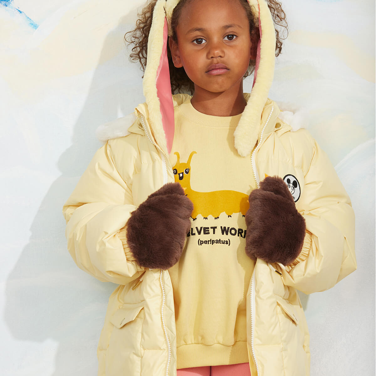 Sweat-shirt décontracté en coton biologique à imprimé graphique jaune et épaules tombantes pour enfant