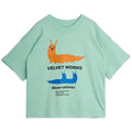 T-shirt minimaliste en coton biologique vert avec épaules tombantes et encolure côtelée pour enfants