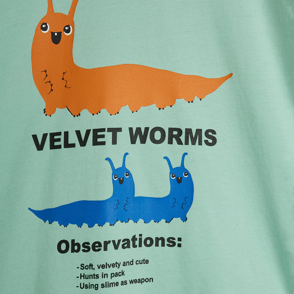 T-shirt minimaliste en coton biologique vert avec épaules tombantes et encolure côtelée pour enfants
