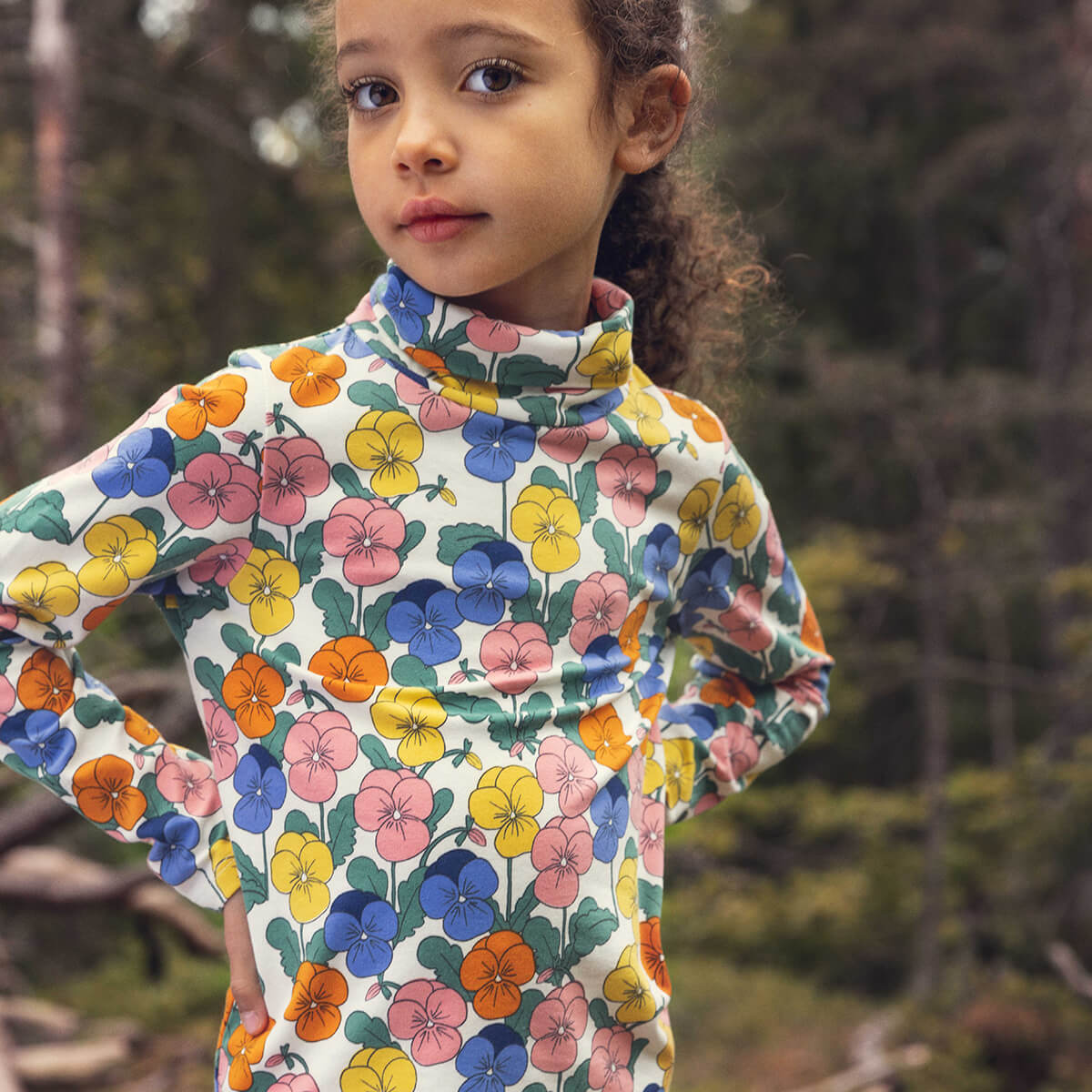 Haut à col roulé pour enfants en coton biologique extensible, motif floral multicolore fantaisie sur l'ensemble