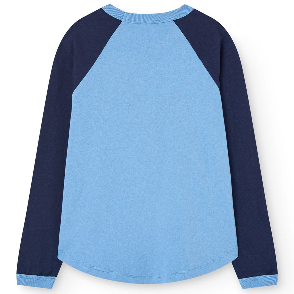 T-shirt décontracté à manches longues en coton biologique bleu poussière avec détail patch sur la poitrine et ourlet arrondi pour enfants
