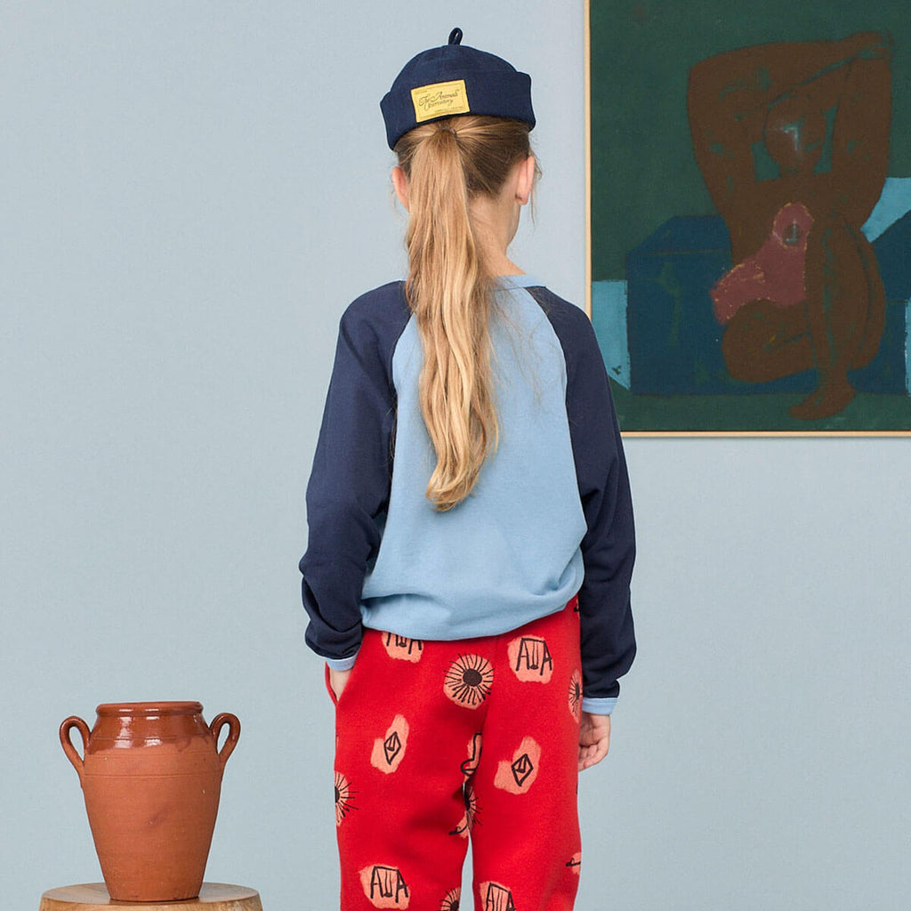 T-shirt décontracté à manches longues en coton biologique bleu poussière avec détail patch sur la poitrine et ourlet arrondi pour enfants