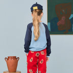 T-shirt décontracté à manches longues en coton biologique bleu poussière avec détail patch sur la poitrine et ourlet arrondi pour enfants