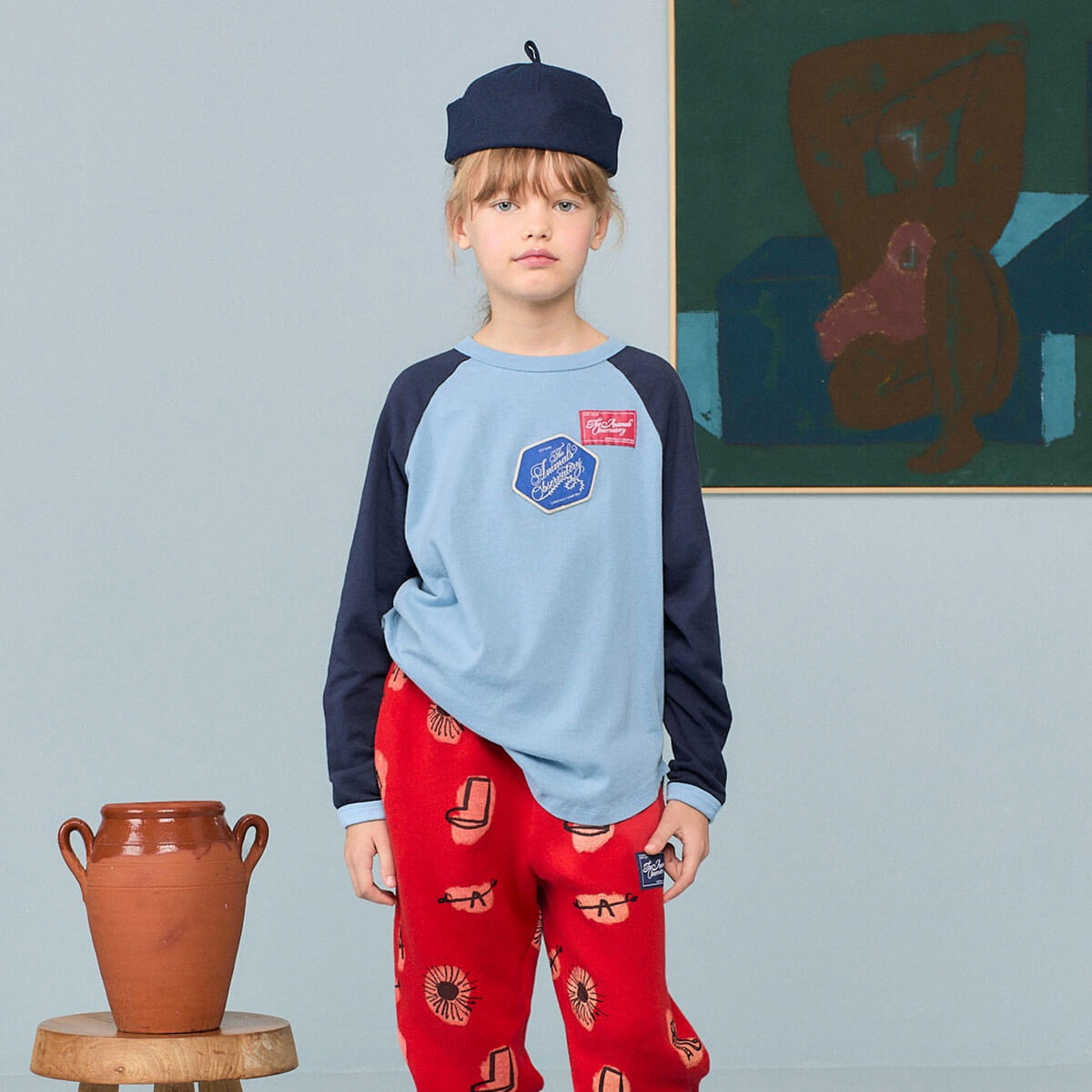 T-shirt décontracté à manches longues en coton biologique bleu poussière avec détail patch sur la poitrine et ourlet arrondi pour enfants