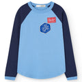 T-shirt décontracté à manches longues en coton biologique bleu poussière avec détail patch sur la poitrine et ourlet arrondi pour enfants