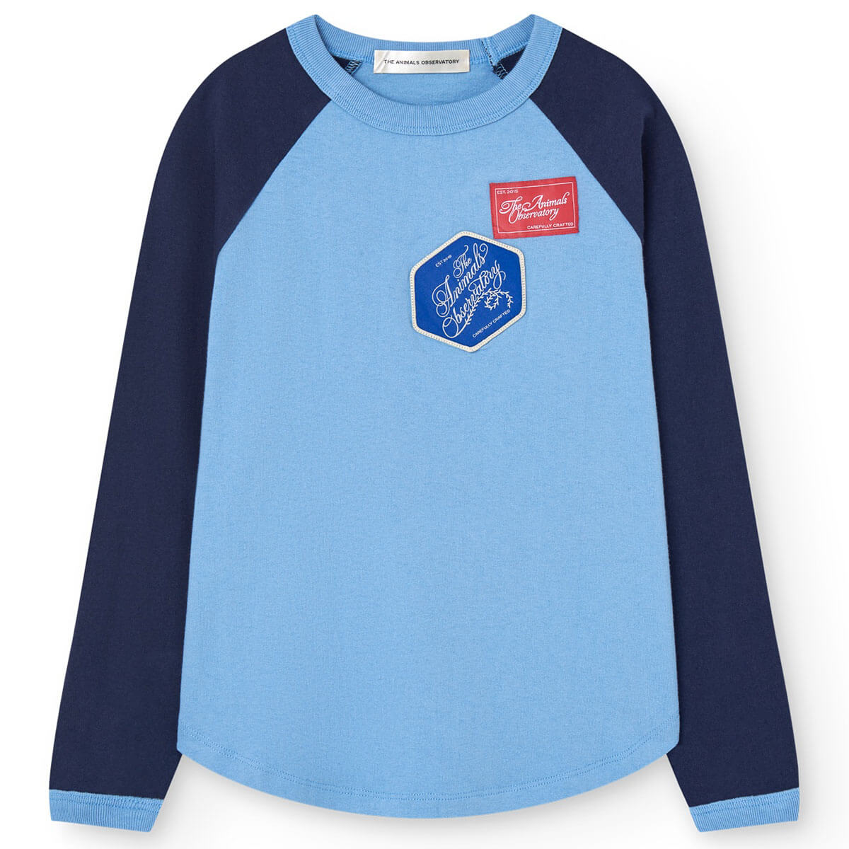 T-shirt décontracté à manches longues en coton biologique bleu poussière avec détail patch sur la poitrine et ourlet arrondi pour enfants