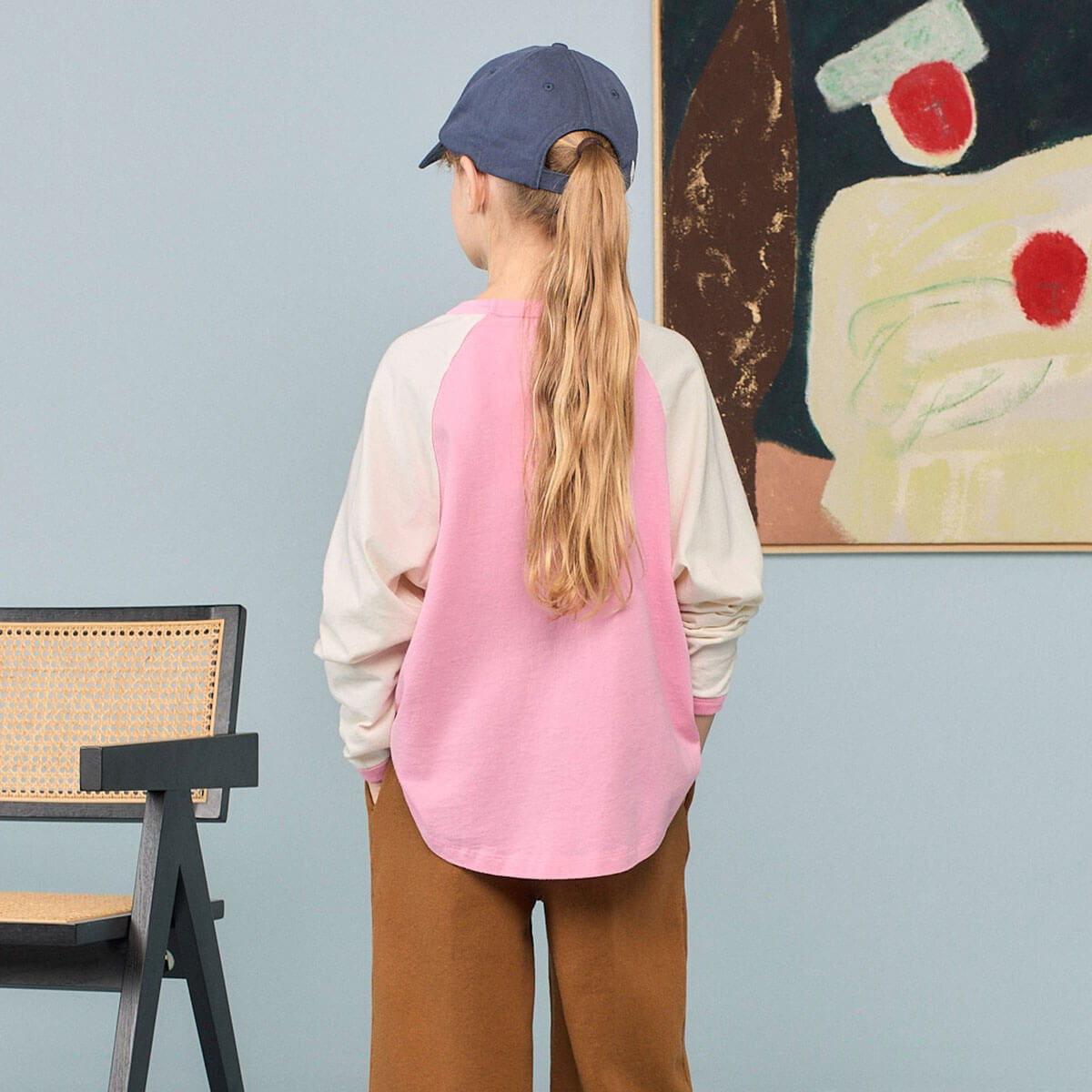 T-shirt à manches longues en coton biologique rose colorblock pour enfant avec détail écusson sur la poitrine et ourlet incurvé