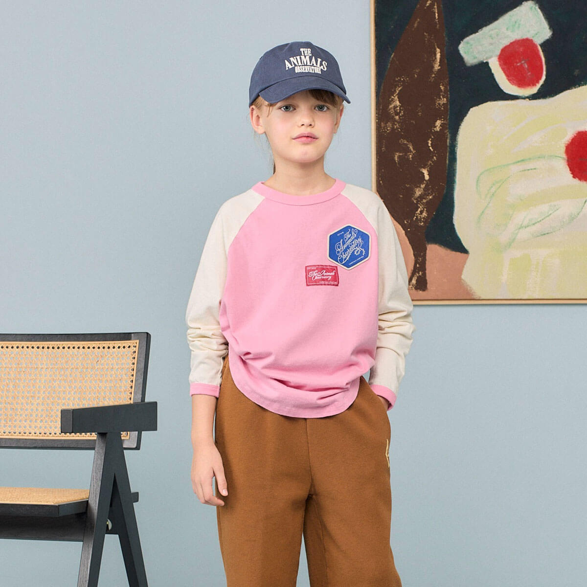 T-shirt à manches longues en coton biologique rose colorblock pour enfant avec détail écusson sur la poitrine et ourlet incurvé
