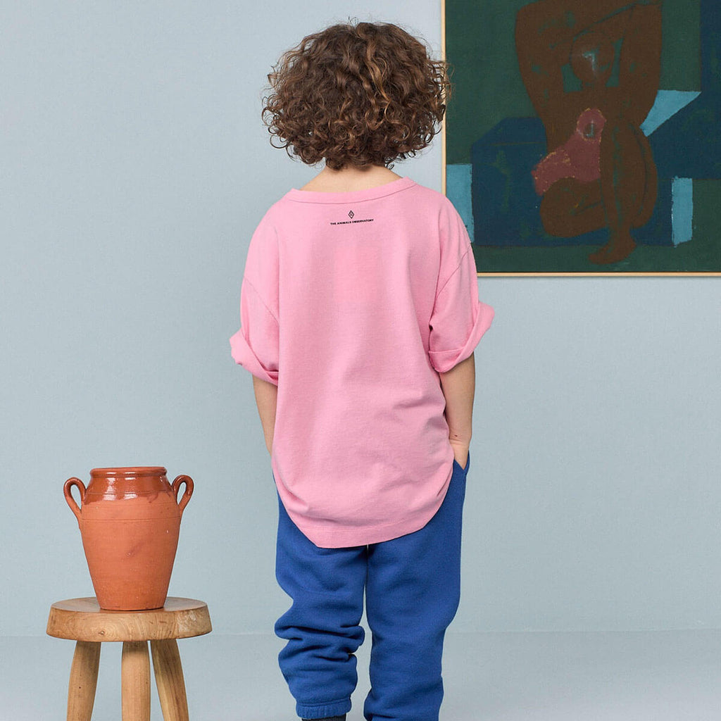T-shirt oversize en coton biologique à imprimé pingouin rose ludique pour enfants expressifs