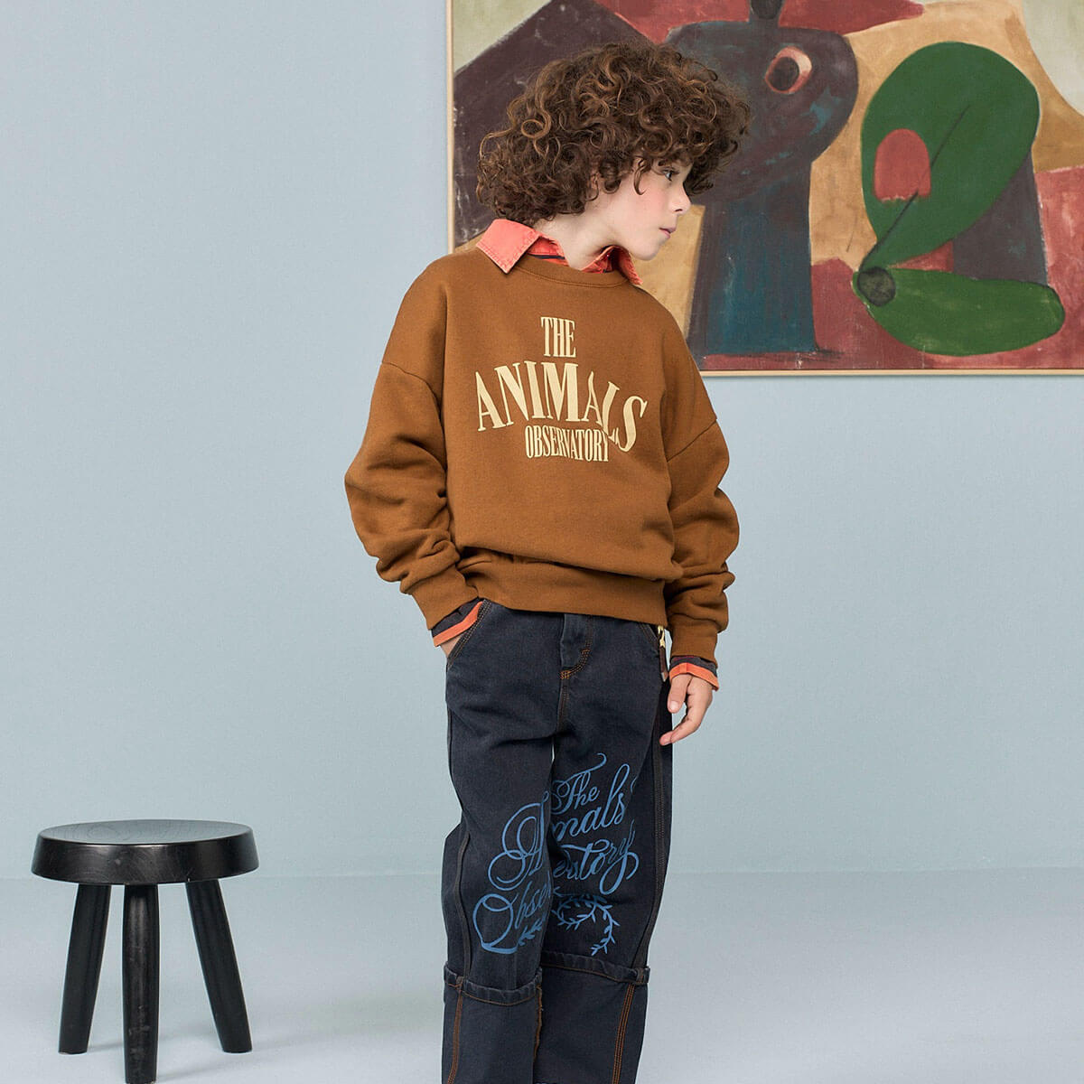 Sweat-shirt en coton marron classique à imprimé graphique avec ourlet et encolure côtelés pour enfants
