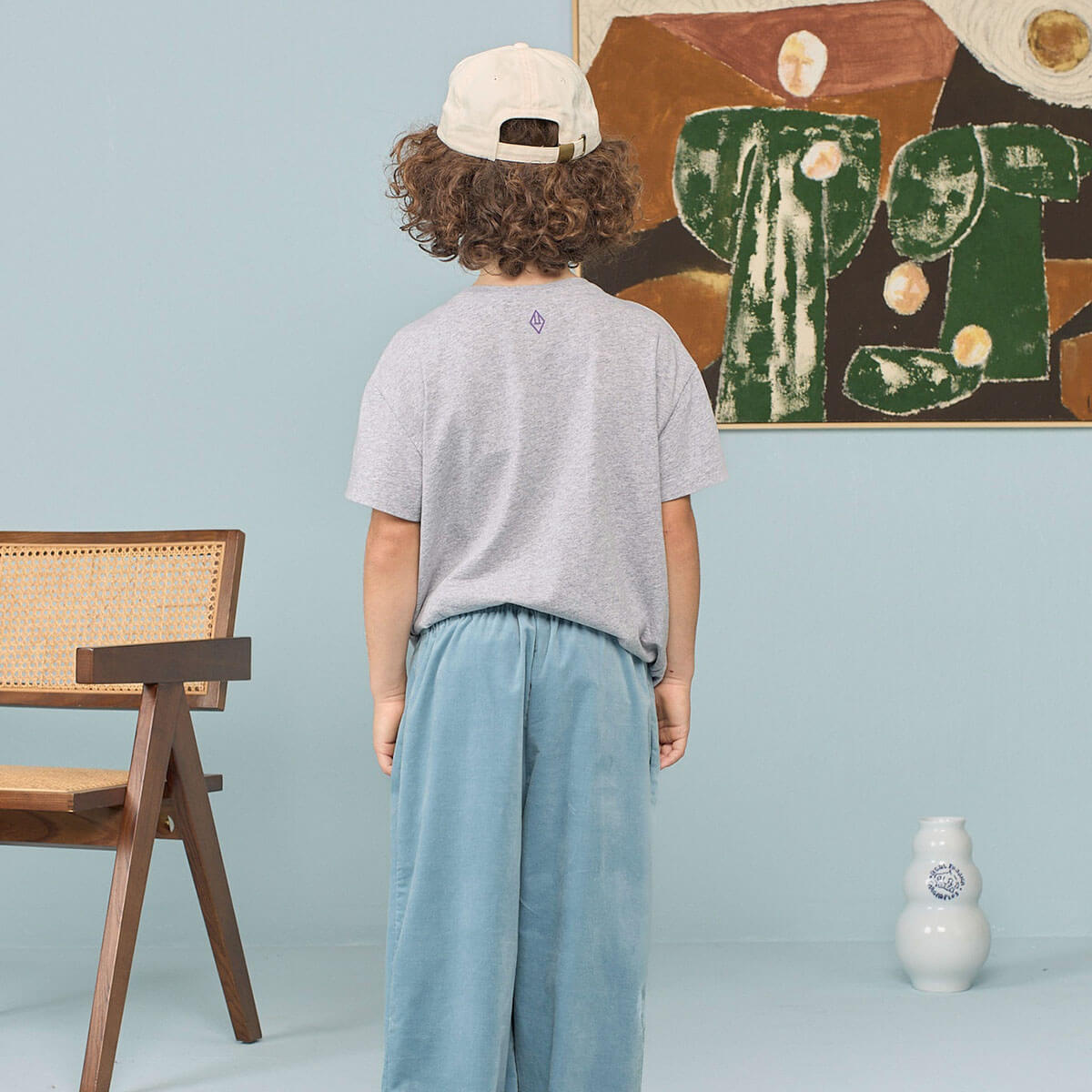 T-shirt Enfant en Coton Biologique Gris Chiné Minimaliste avec Logo Audacieux et Épaules Tombantes pour Usage Quotidien