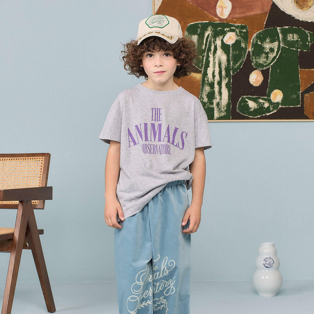 T-shirt Enfant en Coton Biologique Gris Chiné Minimaliste avec Logo Audacieux et Épaules Tombantes pour Usage Quotidien