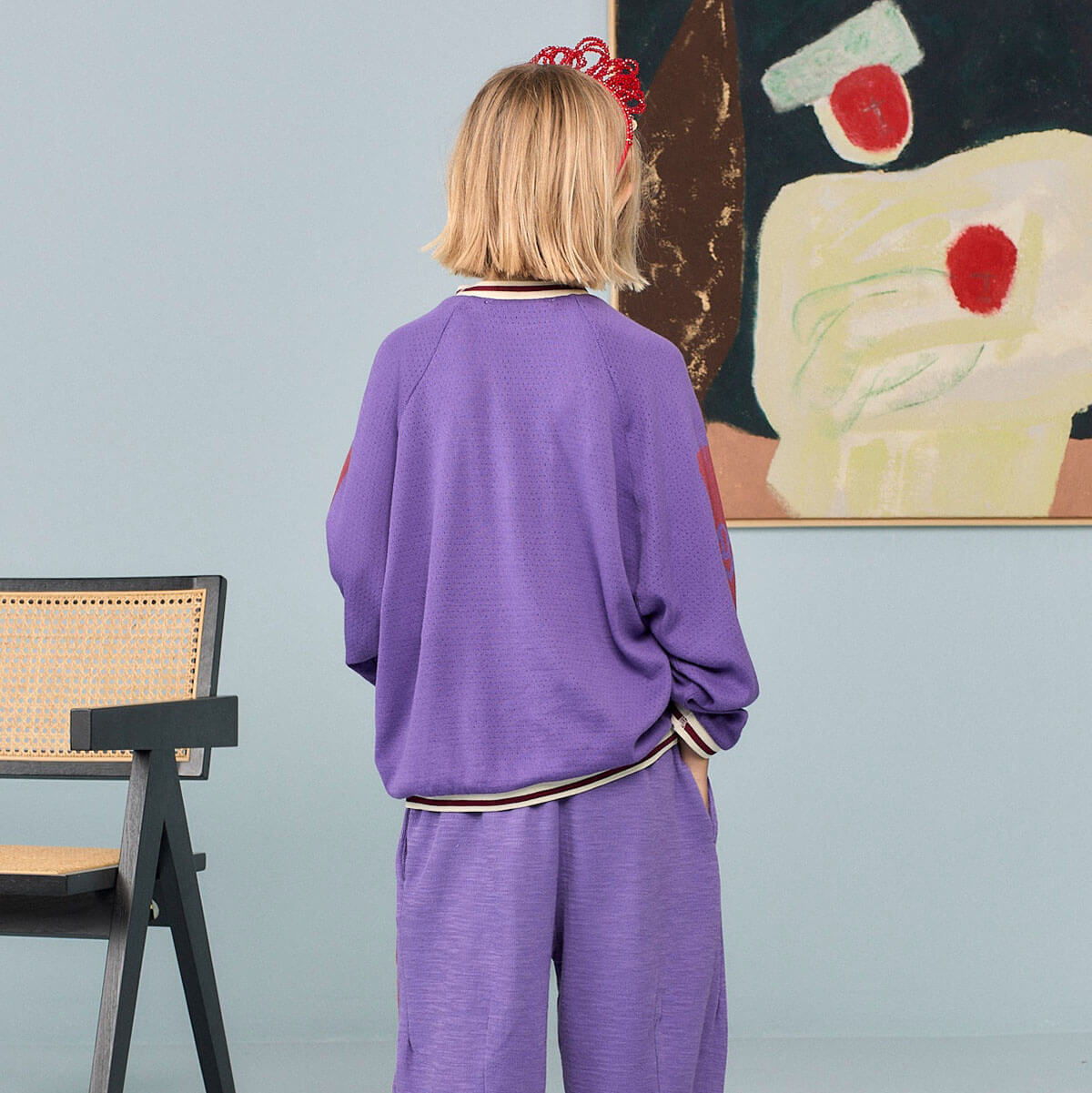 T-shirt à manches longues en coton biologique pour enfants, avec motif graphique « chiffre sportif violet » et liseré contrastant à rayures