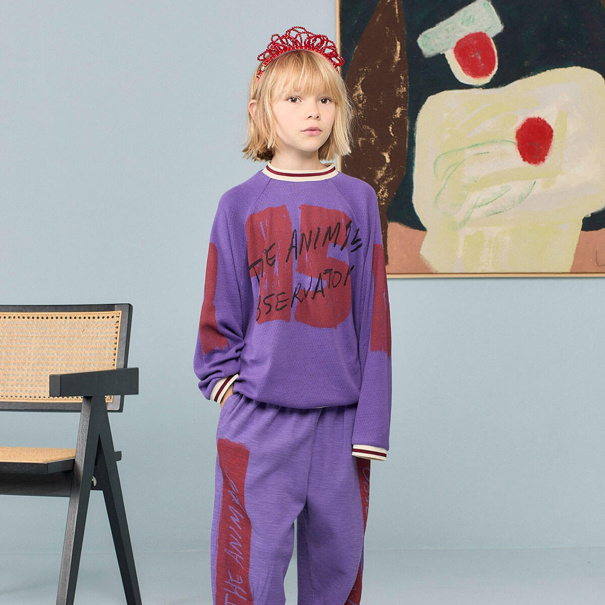 T-shirt à manches longues en coton biologique pour enfants, avec motif graphique « chiffre sportif violet » et liseré contrastant à rayures