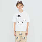 T-shirt décontracté à manches courtes en coton biologique pour enfants avec graphique ludique de chaussures de danse couleur blanc cassé