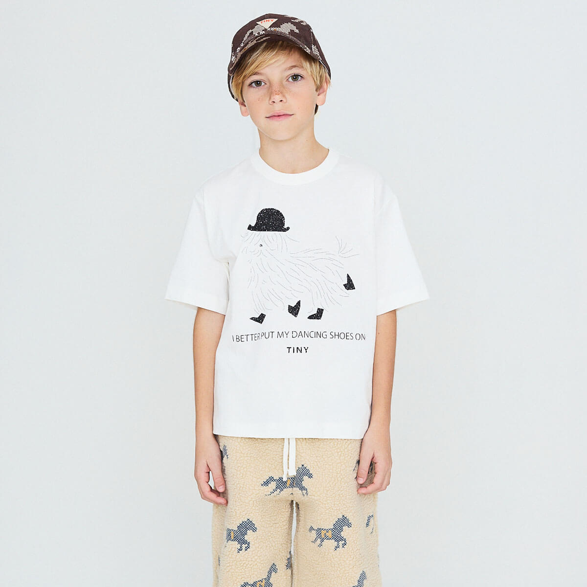 T-shirt décontracté à manches courtes en coton biologique pour enfants avec graphique ludique de chaussures de danse couleur blanc cassé