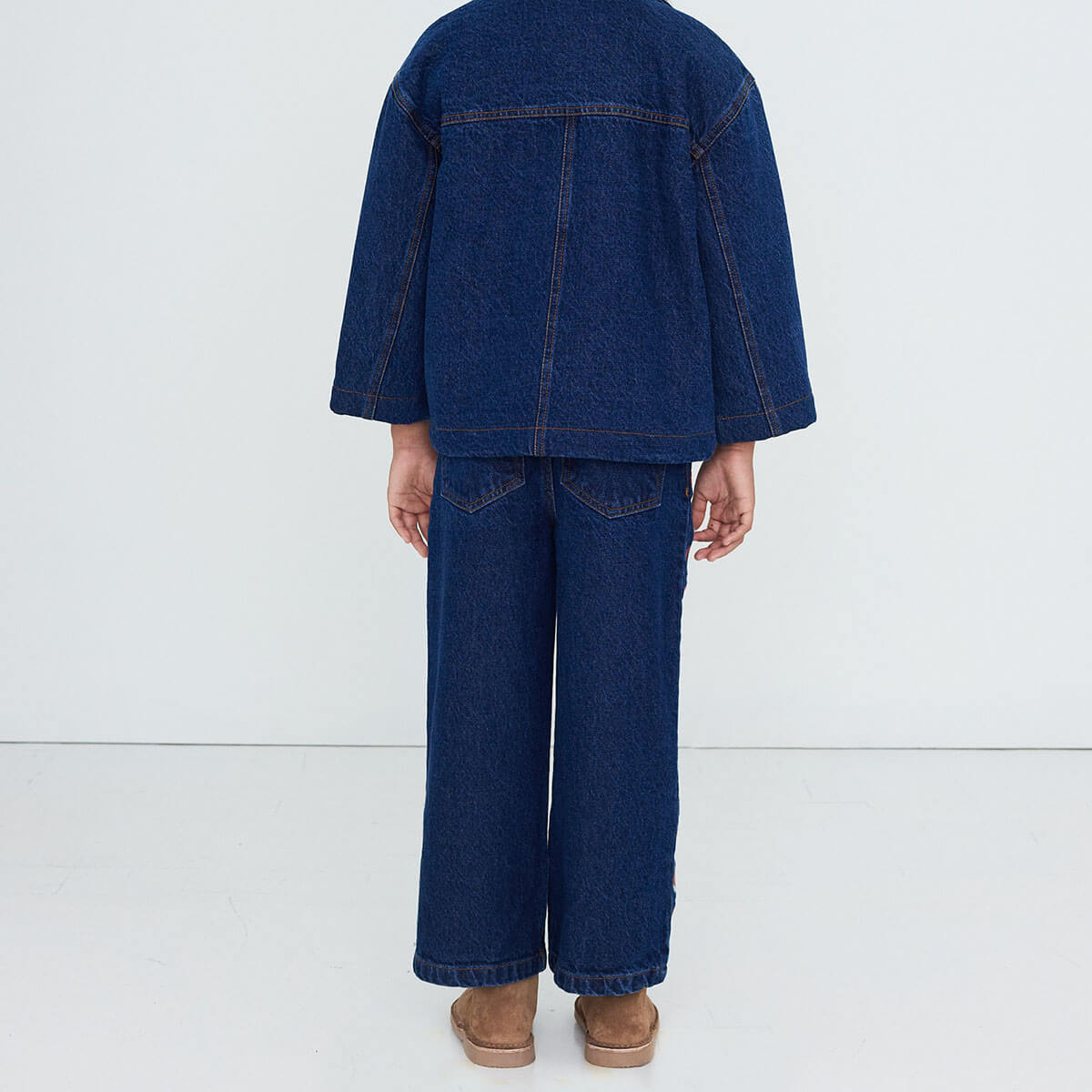 Jean décontracté en denim de coton délavé foncé brodé de champignons, coupe droite et taille ajustable pour enfants