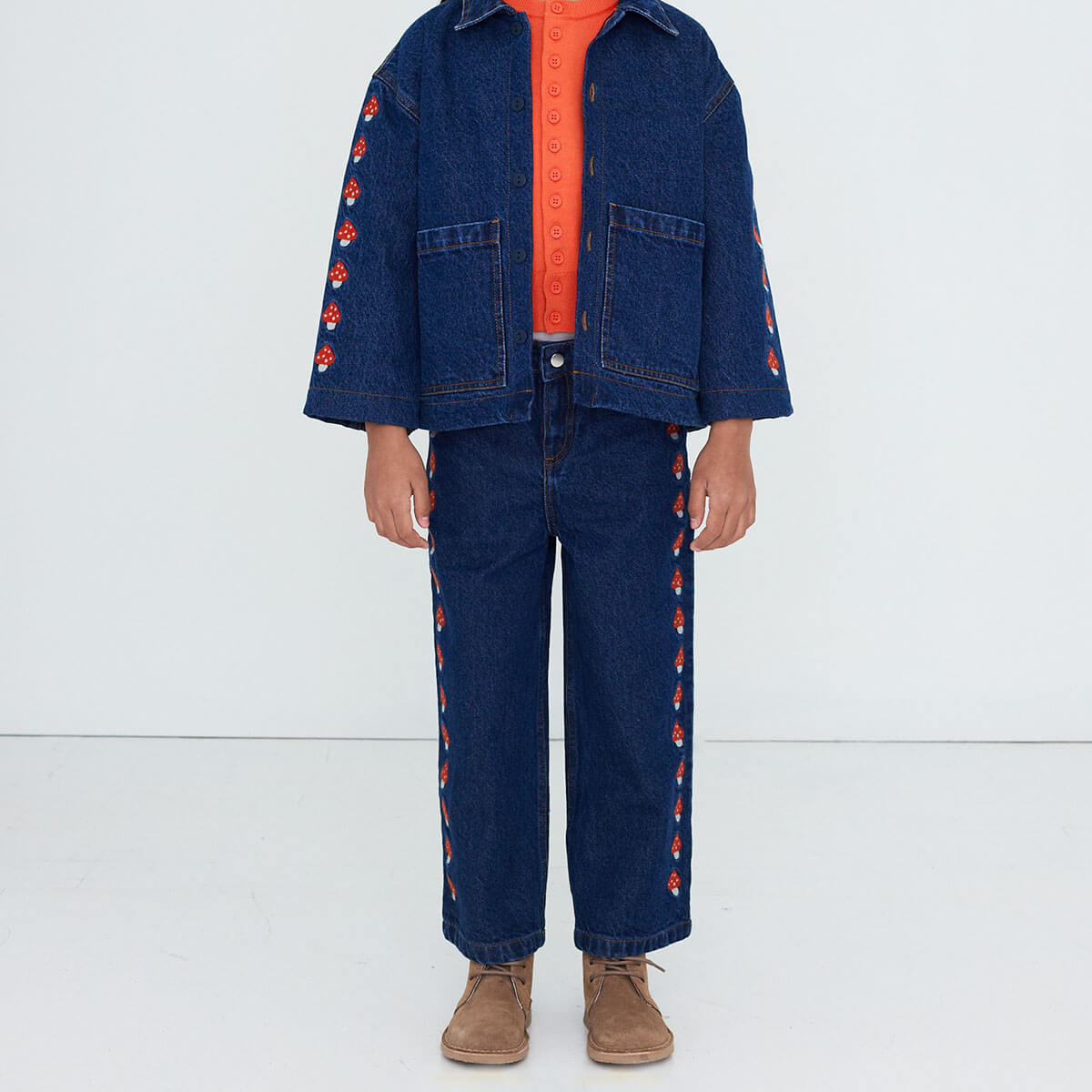 Jean décontracté en denim de coton délavé foncé brodé de champignons, coupe droite et taille ajustable pour enfants